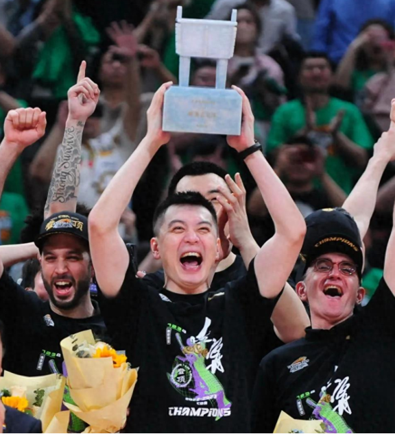 关于莱比锡训练开放日；清晨回应争议引欢呼；CBA常规赛在即；年轻球员得到机会的信息